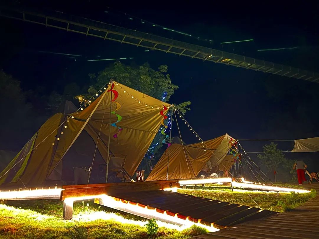 炎炎夏日何处去，快躲进老峨山里过一个凉爽的夏天