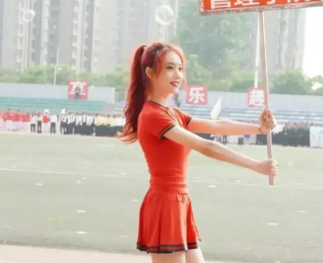 高中女生凭一己之力，将运动会变成“选美比赛”，男同学目不转睛