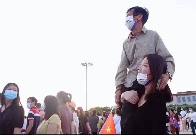 贫民窟女孩创业6年身价过亿，关掉公司陪七旬养父全国游，炒作？