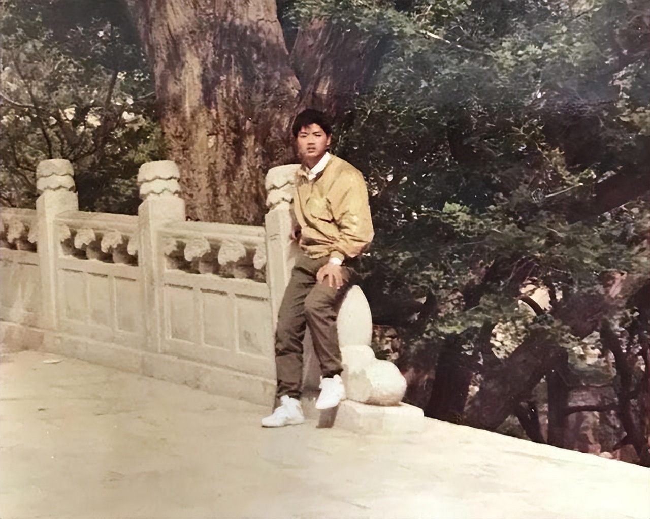 刘强东大四开餐厅的故事，厨师和服务员搞到一起，把大强子坑破产