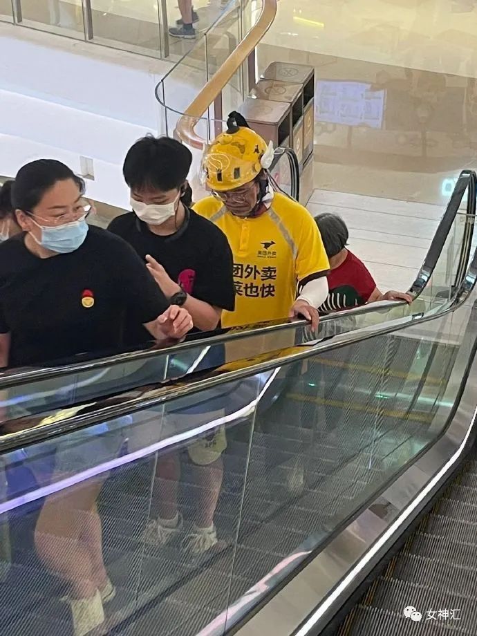 井柏然刘雯牵手视频意外流出，恋情实锤？网友评论亮瞎眼