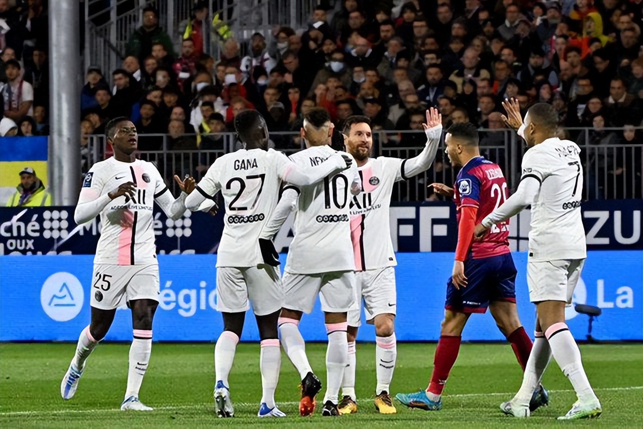 梅西助攻帽子戏法，2次射门被吹越位，大巴黎拼命吹掉梅西进球