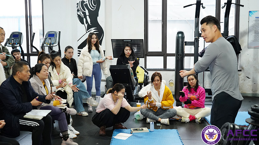 学校健身教练培训（健身教练学校培训费用大概是多少呢）