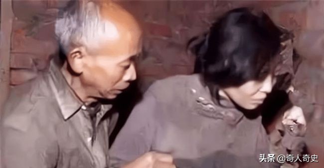 1995年，四川一女大学生被120元卖给55岁老头，却跟牲口住了17年