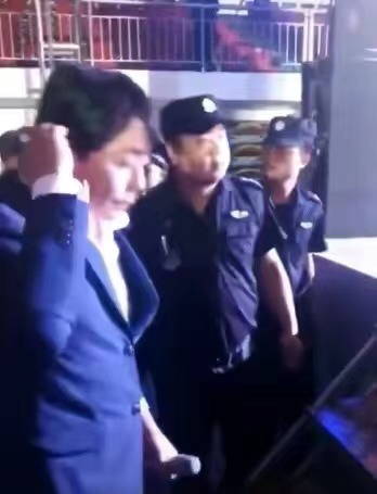 王杰退圈多年曝近照，戴耳环满头黑发宛如回春，久居国外生活惬意