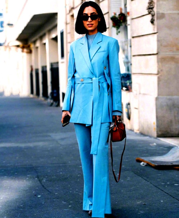 30岁女人春季穿蓝色西装，6个技巧值得借鉴，变得优雅迷人