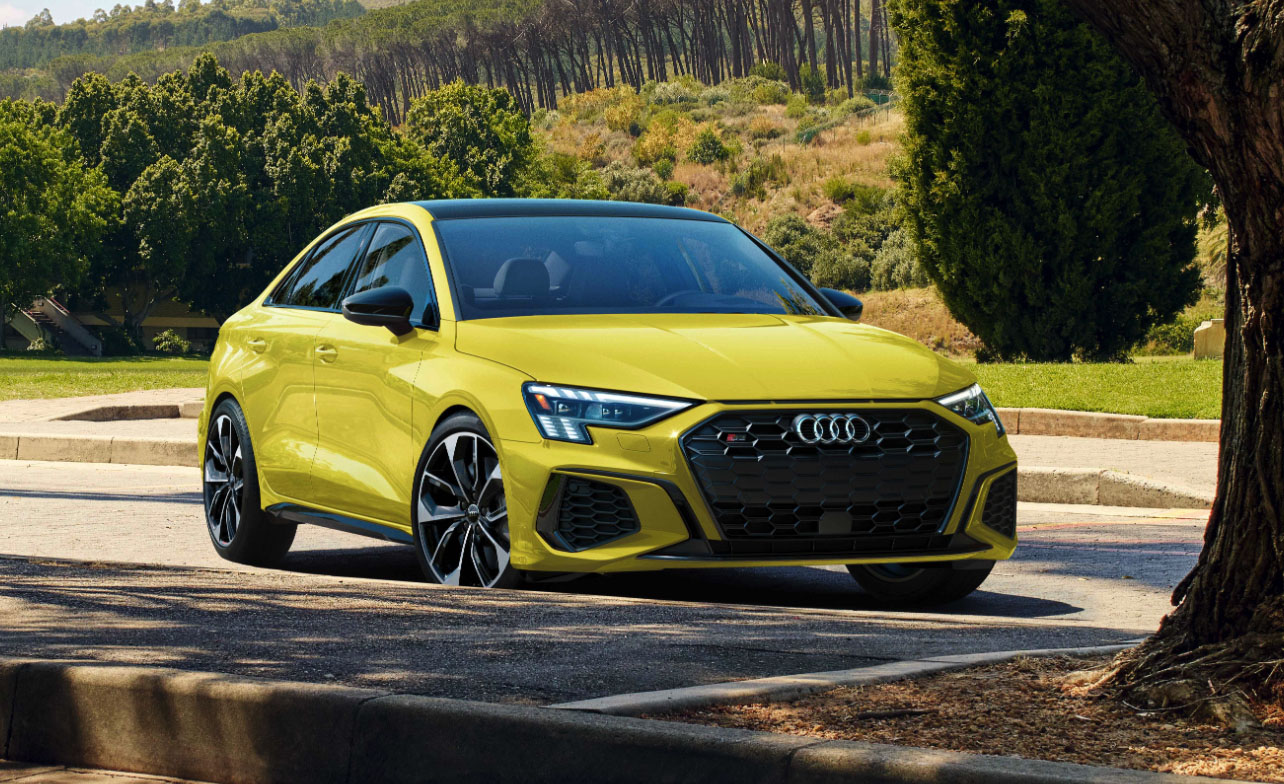 奥迪s3轿车是针对年轻买家的,所以它推出了鲜艳的颜色,如探戈金属红色