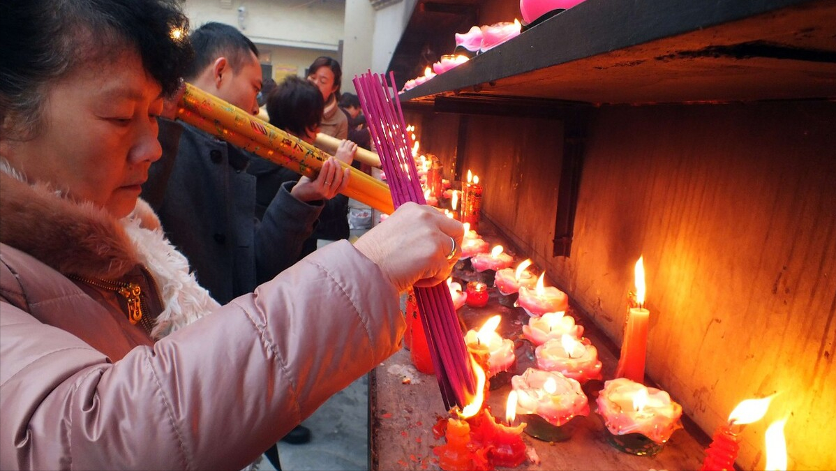 为什么越来越多的人喜欢烧香祈福呢？真的比科学更靠谱吗？