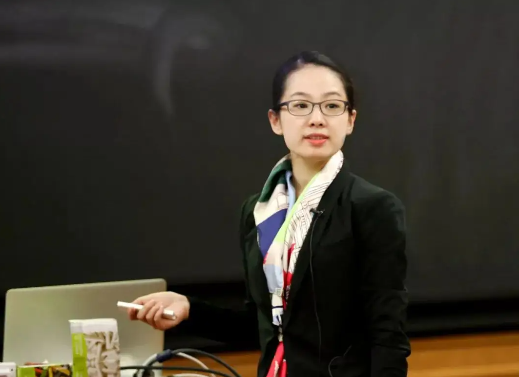 大学老师高薪又轻松？殊不知他才是最辛苦的，有些连铁饭碗都不是