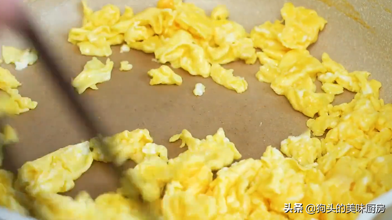 懒人早餐我就服这个做法，不揉不擀面，几分钟做一锅，酥脆鲜香