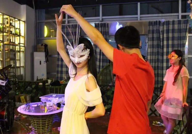 清华舞会照片曝光，俊男靓女引人注目，却被嘲是“留美预科”学校