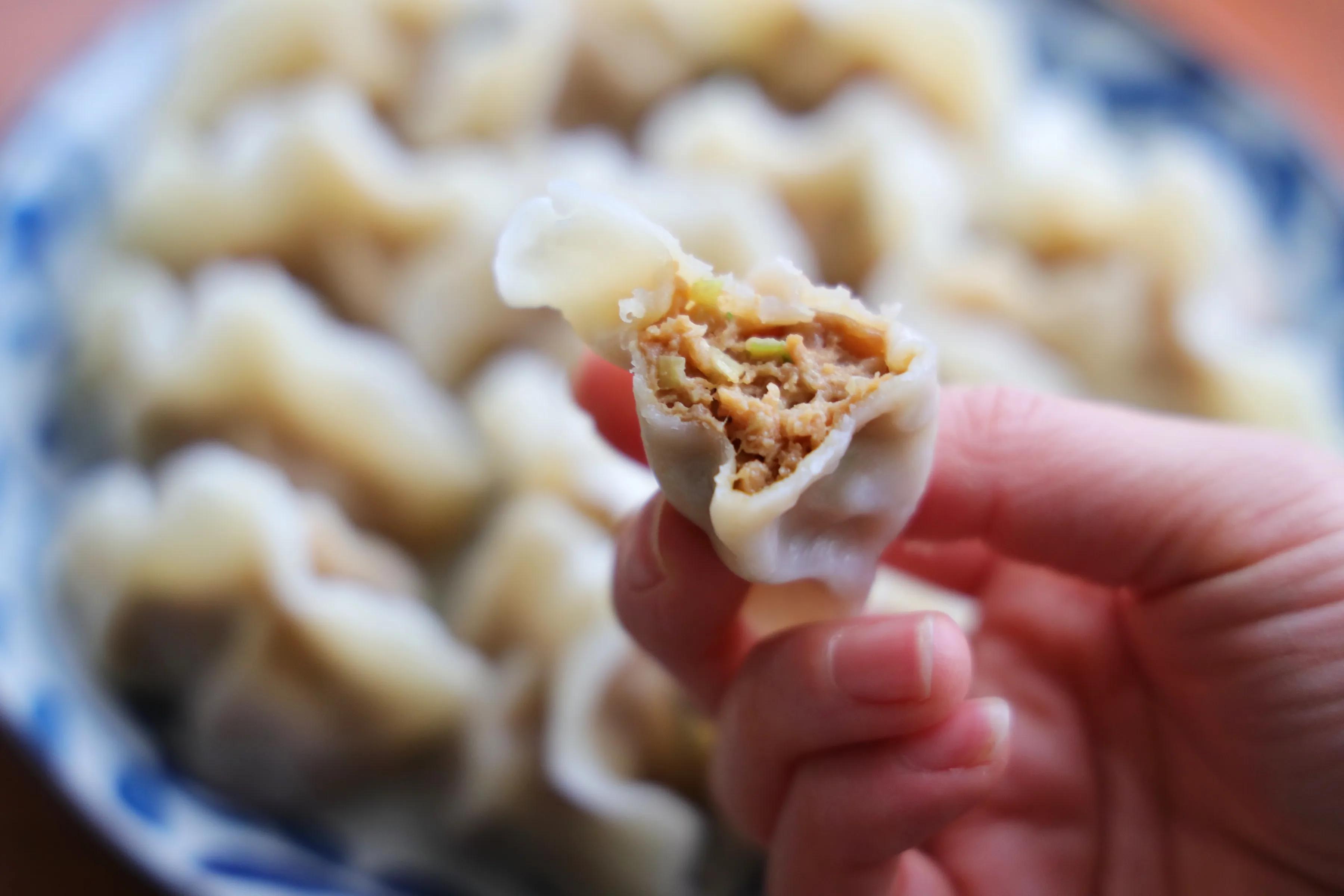冬至要吃饺子，试试猪肉大葱饺子吧，看着非常精致，吃起来超香