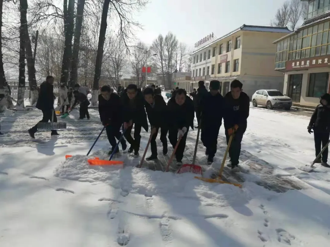 “浴雪”奋战！临潭县组织干部群众清扫降雪