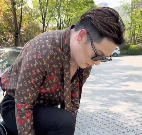 柏公子：雌雄难辨引争议，炫富出圈吸粉百万，背后老爷竟是秦奋？