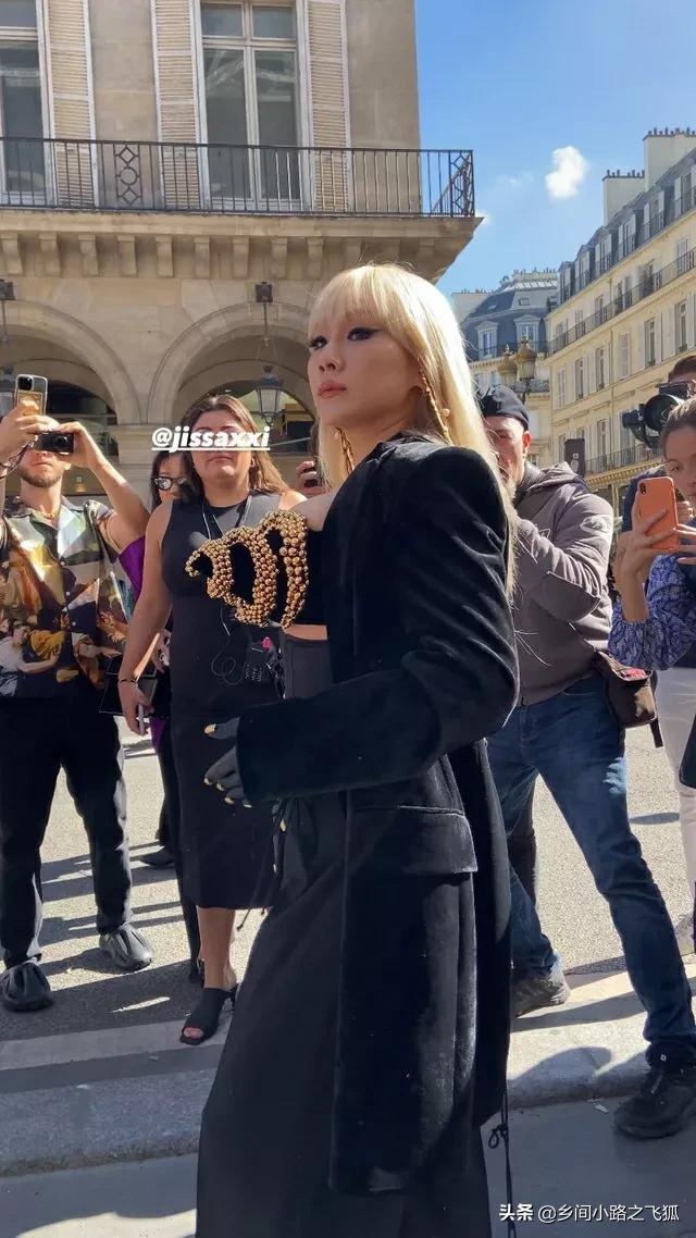 CL现身巴黎看秀 金发金耳饰金色珍珠闪亮霸气slay全场