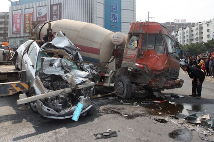 汽车第三者责任险，买得越少越划算吗，看完你会200万起买