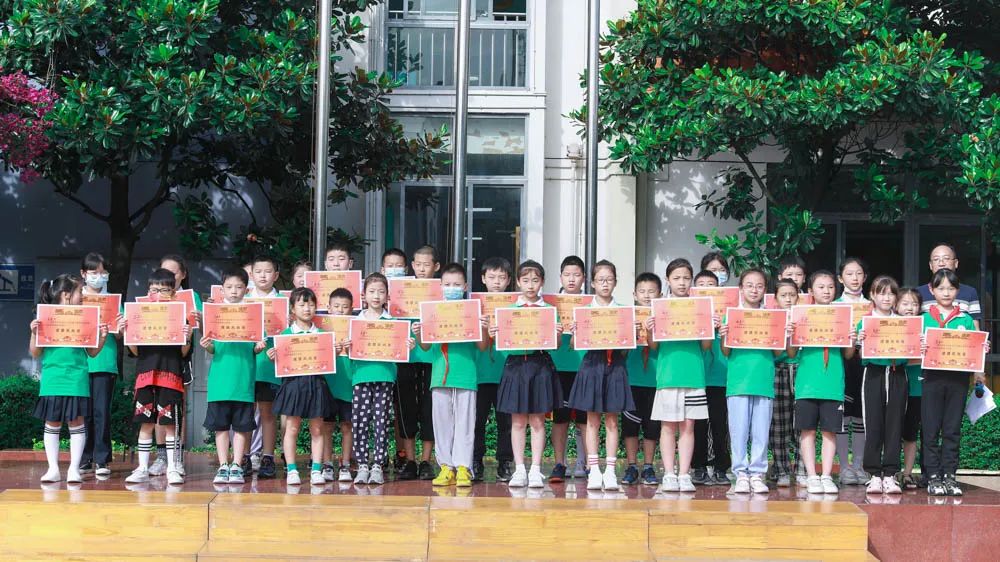 双流区迎春小学举行第七届校园足球班级联赛暨啦啦操比赛颁奖仪式