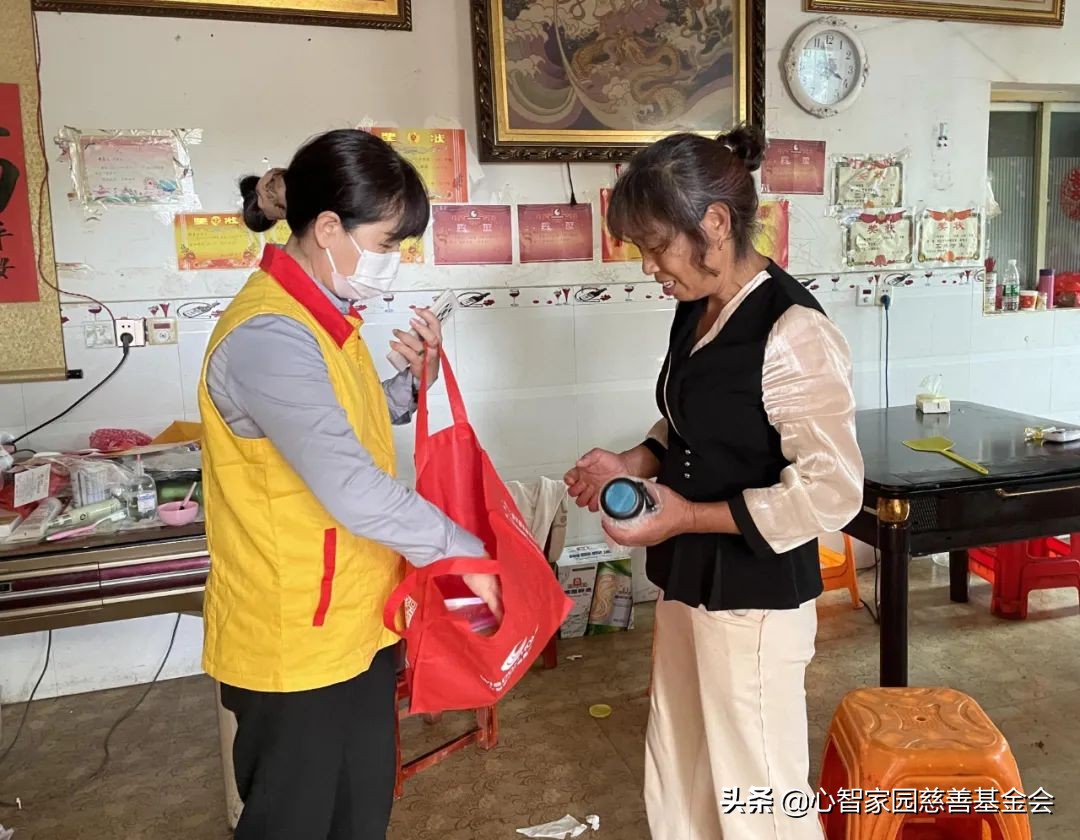 颁发第二期“众爱燃梦一对一助学金”，为孩子的梦想保驾护航