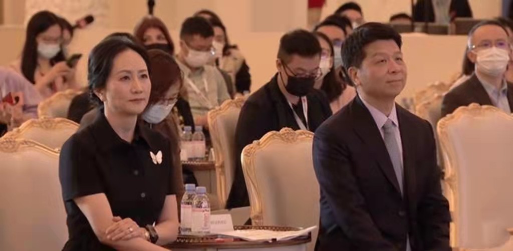 孟晚舟回国后老太快！满脸皱纹显疲惫，发际线后移大脑门抢镜