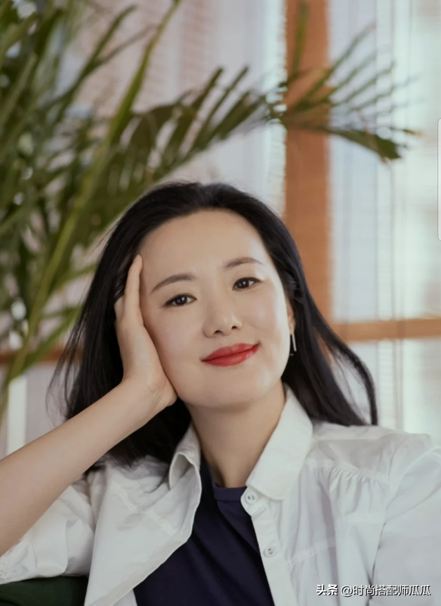 看了52岁咏梅，我才明白什么叫美得真实不做作！堪称中年女人典范