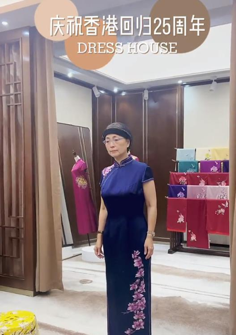 苑琼丹罕见露面，定制紫荆花贵妇旗袍，与老公两地分隔已1年