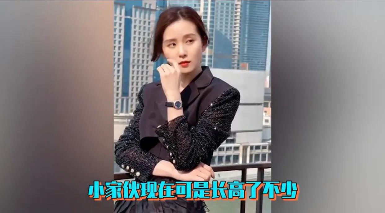 刘诗诗工作不忘带娃，穿着宽松似孕妇，不过还是那么美
