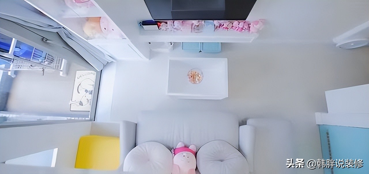 香港90后小夫妻，花230万买下12㎡小屋，床吊在半空，这设计绝了
