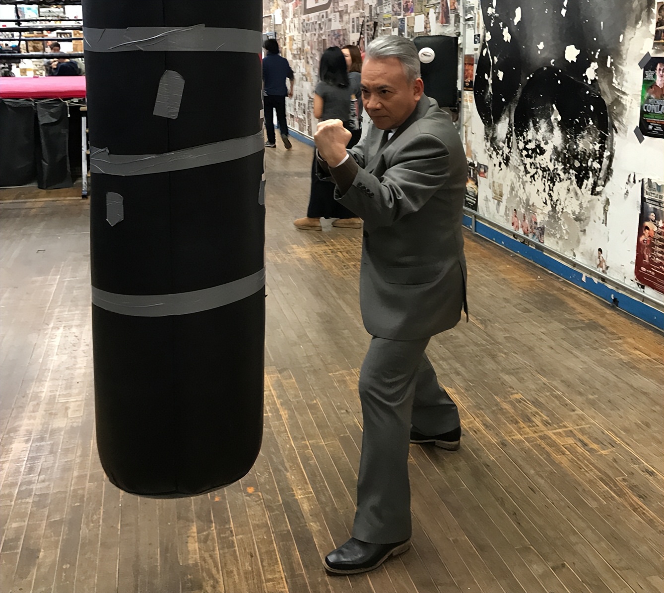 拍戏自带一次性物品，不让服务员打扫房间，老戏骨陈旭明被骂矫情