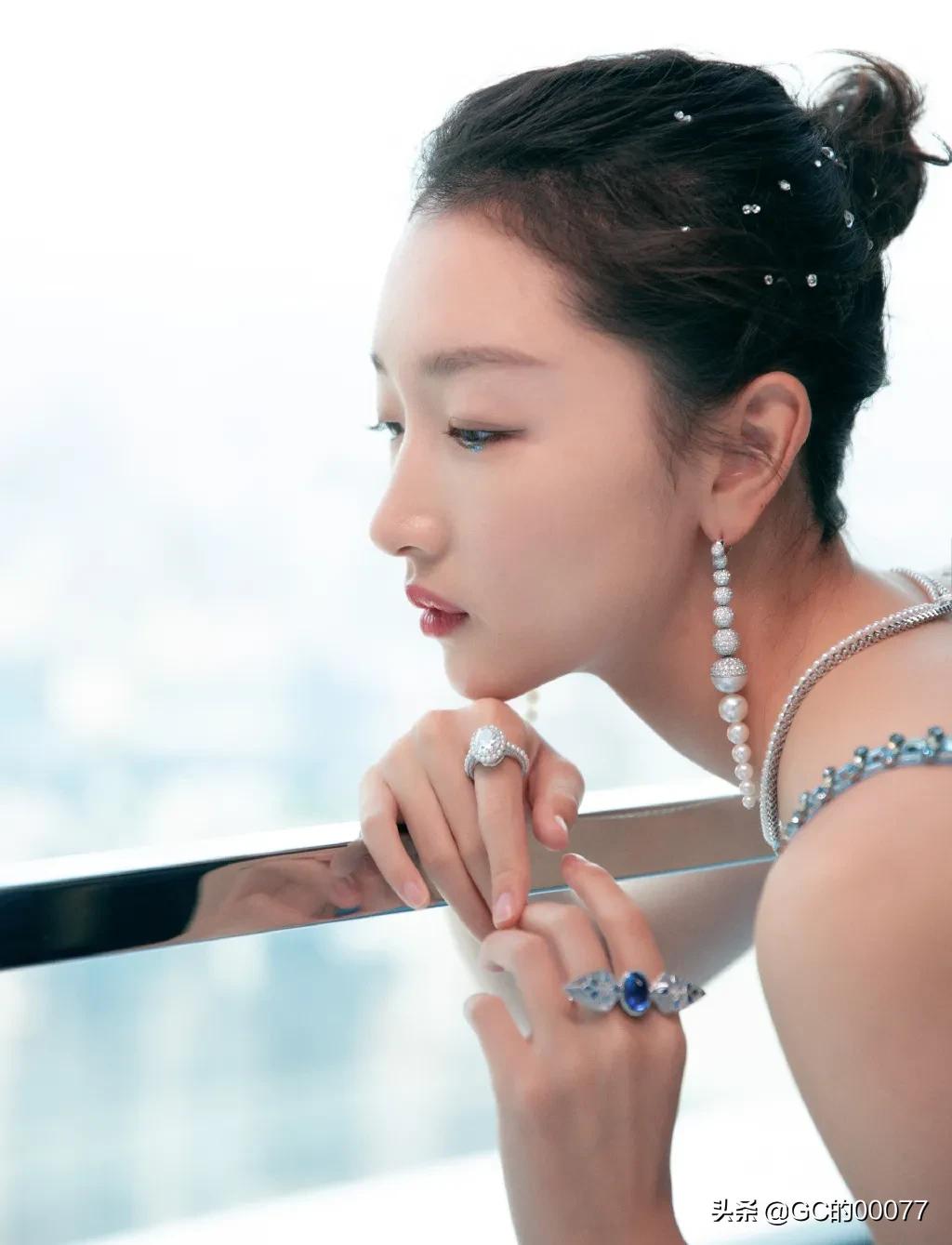 明星图片周冬雨