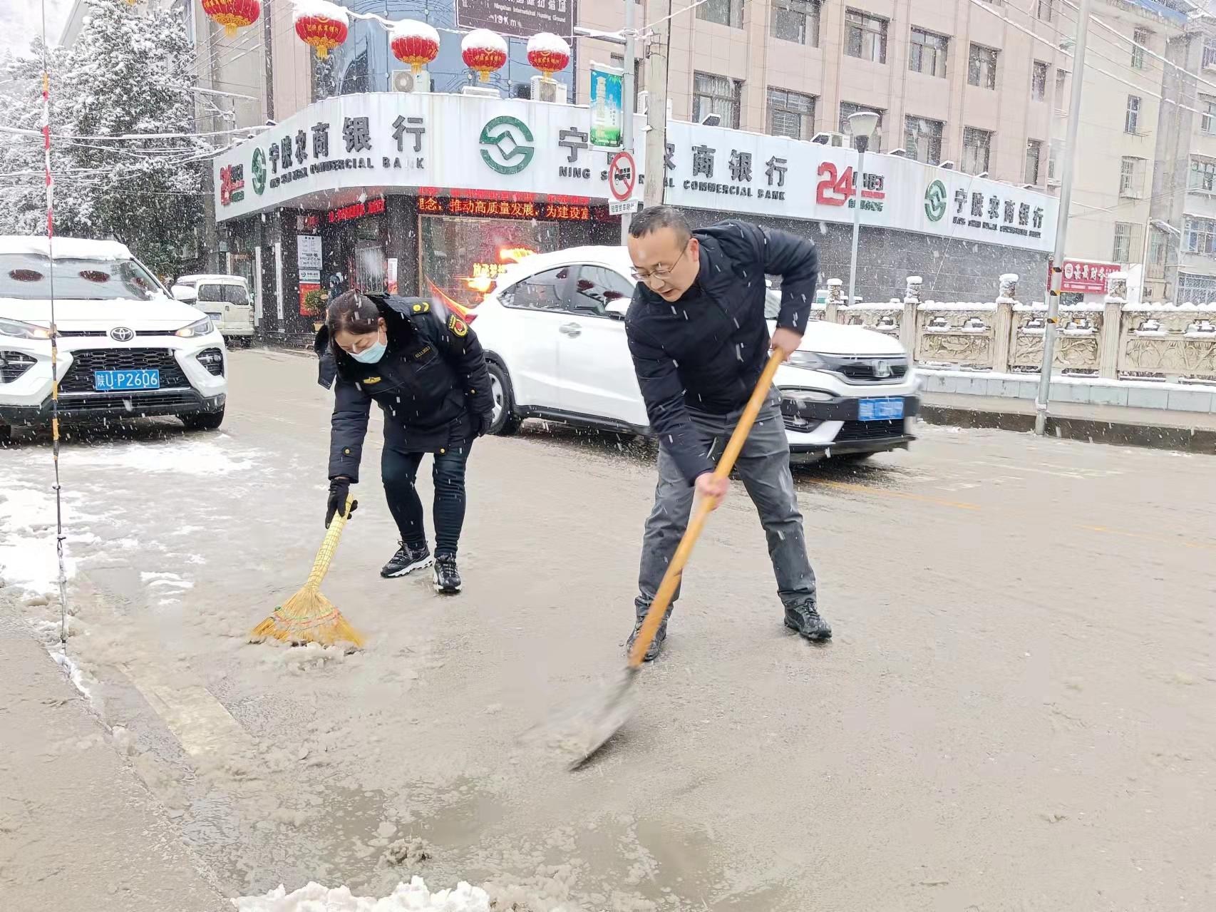 宁陕县住建局：新春降瑞雪 城区清雪忙