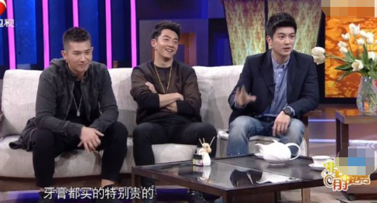 明星校园生活大不同！AB一周10块钱，郑恺开豪车上学，杨紫接地气