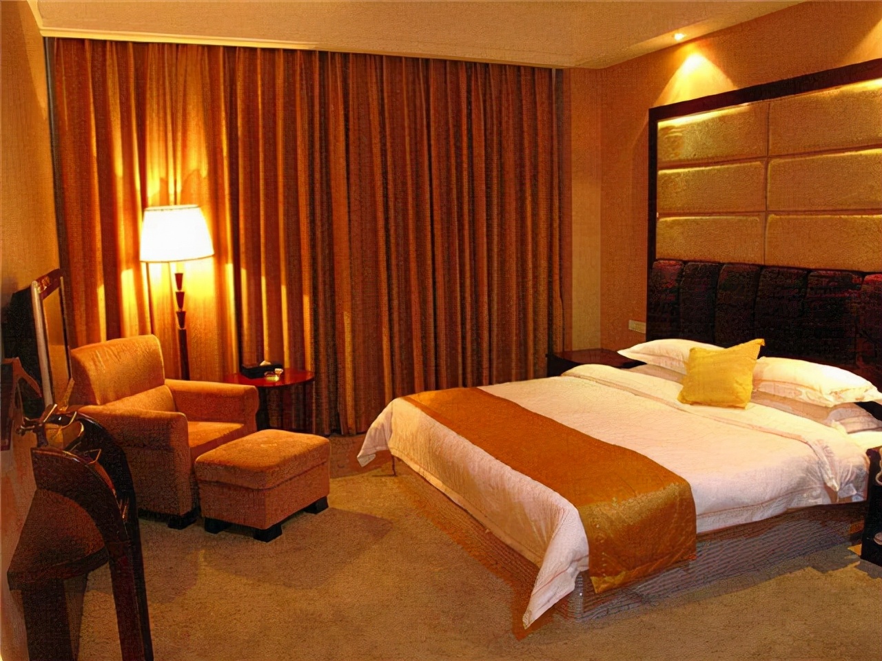 2004年，五旬老汉“易容”，骗财骗色22岁女大学毕业生