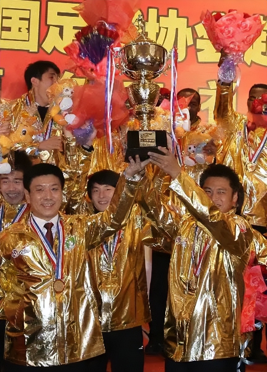 夺冠后的卡巴雷罗2007赛季,"四哥"卡巴雷罗和埃尔维斯这两名洪都拉斯