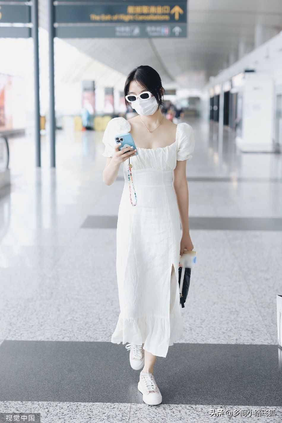 任敏现身机场和镜头打招呼 穿白色泡泡袖连衣裙好清新