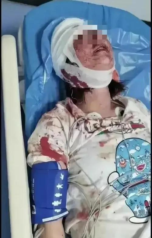 唐山施暴者的未成年女儿被网暴不敢上学，这真的是她应有的惩罚吗