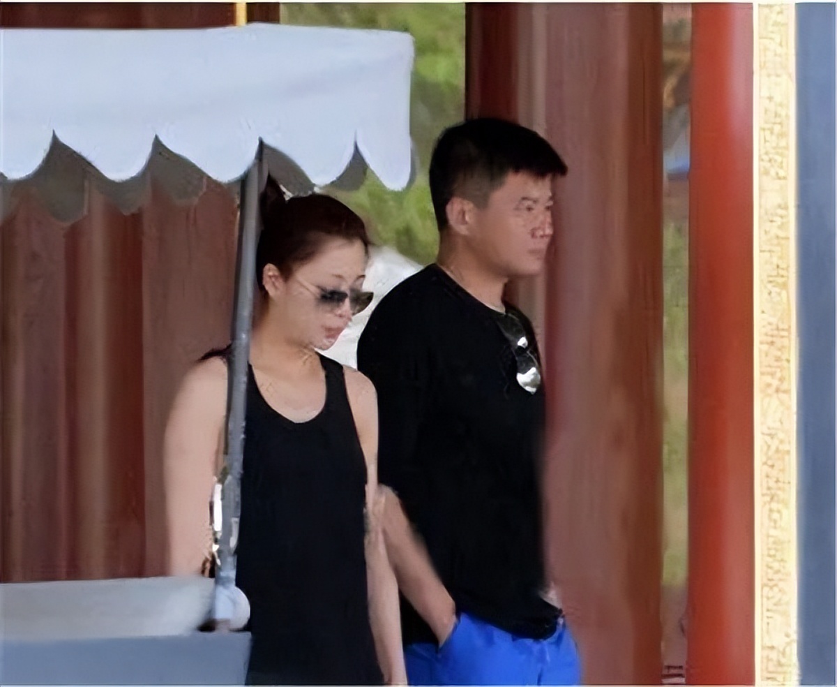 前夫入狱10年，与李金羽无疾而终，“水蜜桃”殷桃如今怎样了？