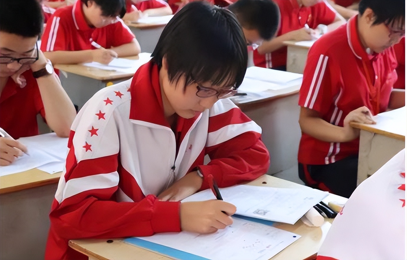 高考满分作文《酒》，全篇没有写一个“酒”字，却让人陶醉其中