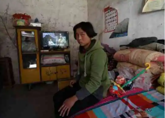 湖南小伙大二退学创业，22岁成千万富翁，23岁为她在海南卖水果