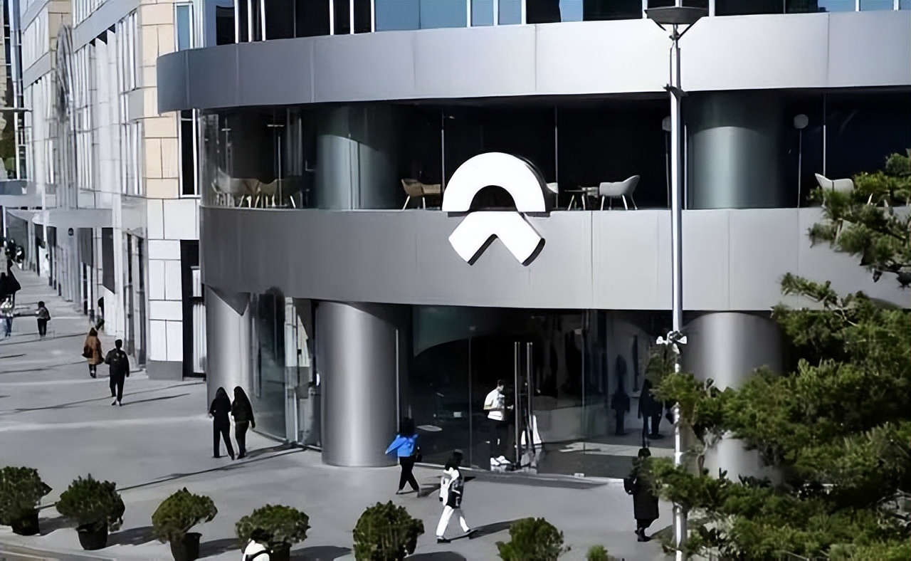 在场｜比尔·盖茨捐出全部财富；字节自研芯片；李斌否认对赌失败