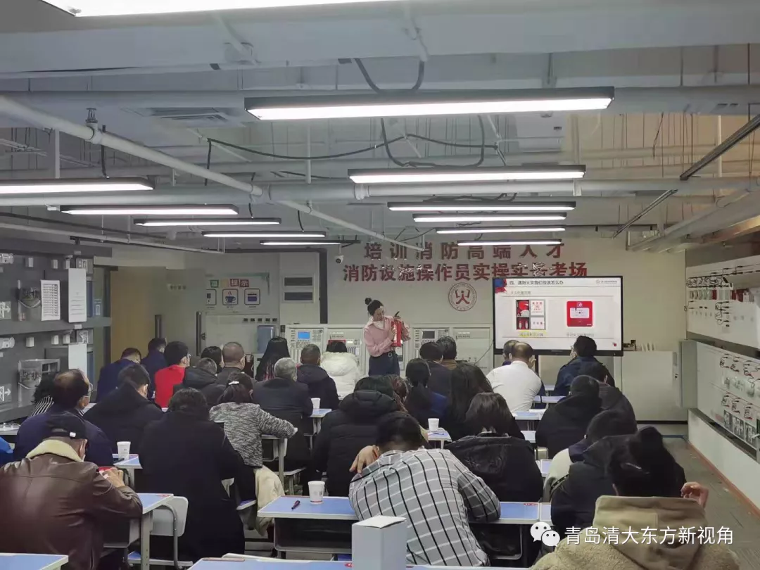 大年初十，青岛市清大东方消防培训学校的老师送考继续