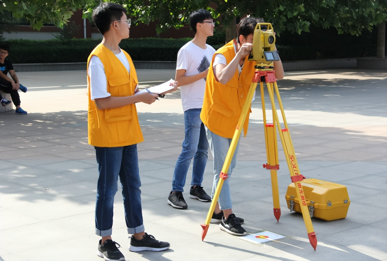 河北一所处境尴尬的大学，学霸看不上学渣考不上，就业前景却很好