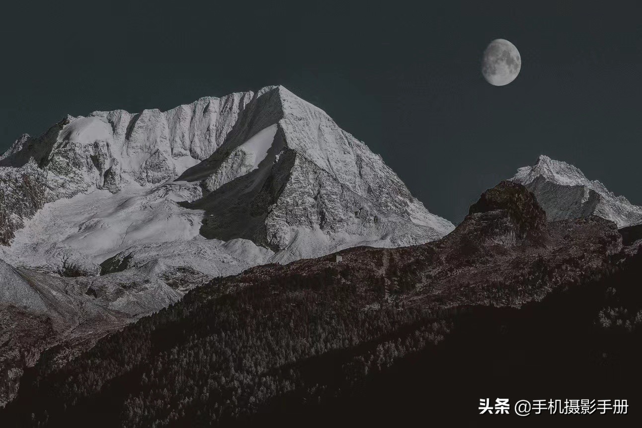其实早在胶片相机时代,就有不少摄影师和摄影爱好者,通过双重曝光的