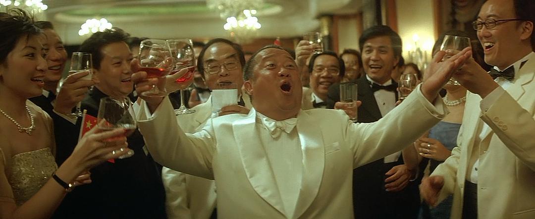 摘皇家警徽，无误差手表，放5次烟花，8部细节拉满的回归题材电影