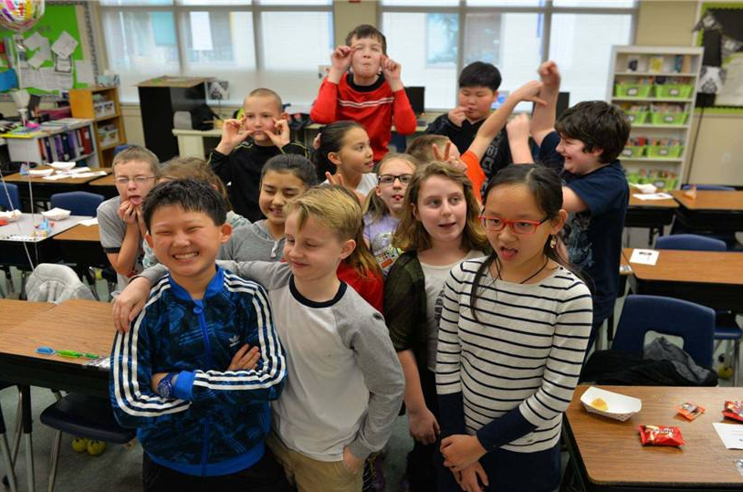 低龄留学备受争议，国外教育就更好吗，某家长直言“你们是仇富”