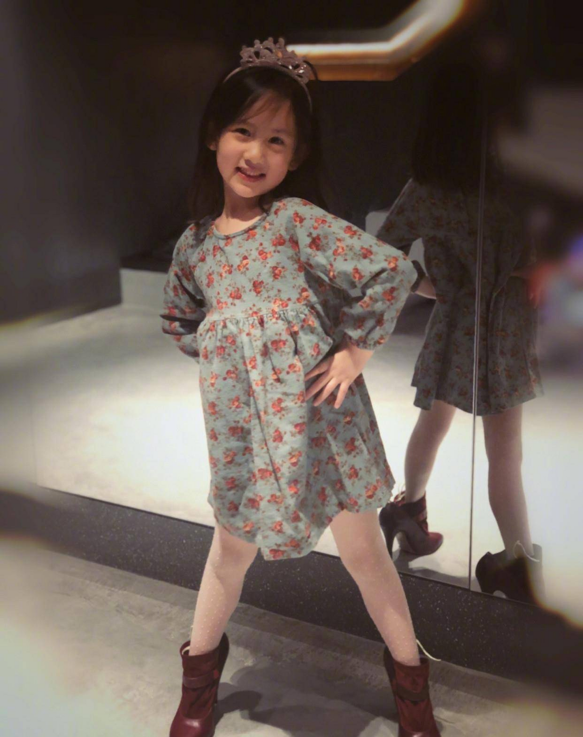 黄磊夫妇太开明了！带8岁女儿去烫发，妹妹秀新发型比多多还臭美