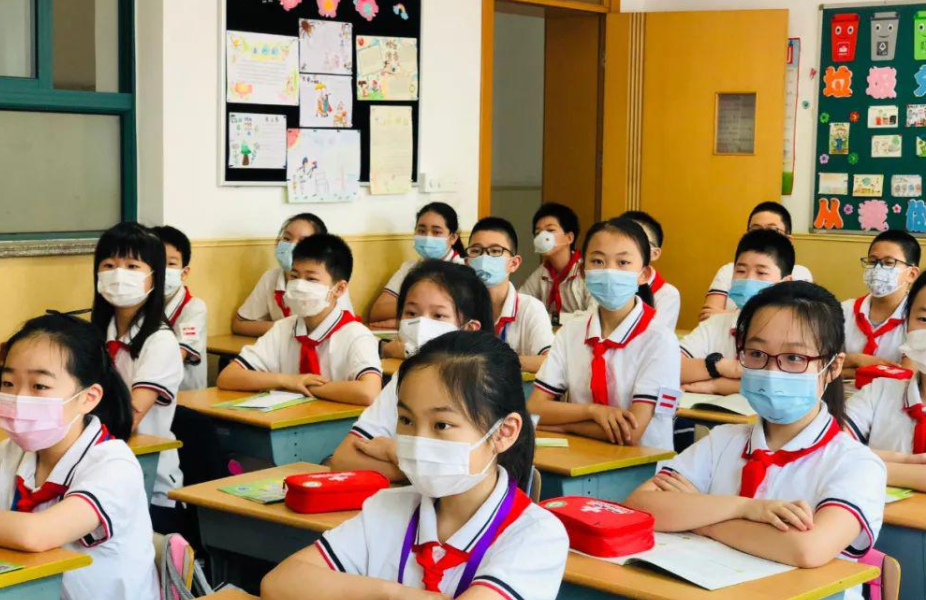 教师招聘门槛提高，学历标准严格明确，有些学生毕业即失业