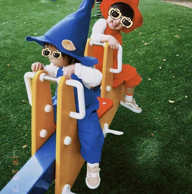 林宥嘉陪老婆儿女公园玩耍，抱儿子爬梯子，还帮孩子洗餐具超温柔