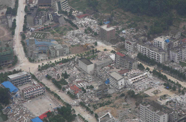 汶川地震，空降兵15勇士从4999米高空舍命盲跳，如今都是何职位？