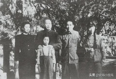 毛岸英的“节俭”结婚，毛泽东摆两桌婚宴，送一件黑色大衣当礼物