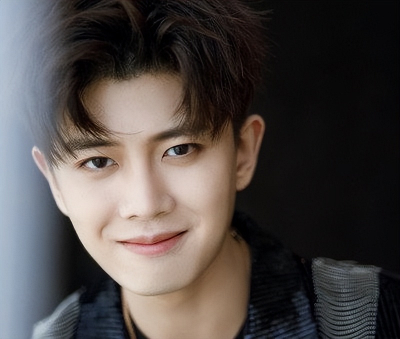 “龙须刘海”不要轻易尝试！有人仙气十足，有人酷似蟑螂精